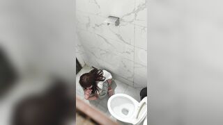 Quay lén em gái đi đái ở quán bia