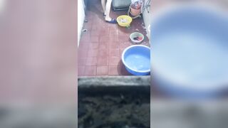 Quay lén em hàng xóm trần truồng giặt quần áo