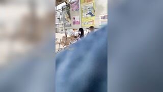 BẮT GẶP hai em gái mặc đồng phục ngồi lên hớ hênh trên tàu điện
