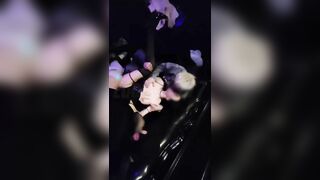 Địt tập thể em nhân viên quán hát dâm đãng kích thích