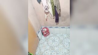 khi bà chị đang tắm
