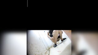 Quay lén nữ đồng nghiệp Đái ở WC lồn rậm lông