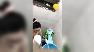 quay lén em hàng xóm kính cận tắm chuồng