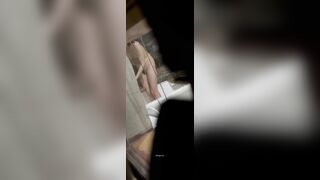 quay lén bé hàng xóm tắm chuồng