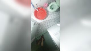 đặt cam quay lén nhà tắm nhà hàng xóm đi tắm nhìn nứng quá