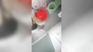 đặt cam quay lén nhà tắm nhà hàng xóm đi tắm nhìn nứng quá - phần 2
