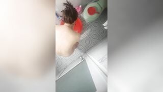 đặt cam quay lén nhà tắm nhà hàng xóm đi tắm nhìn nứng quá - phần 2