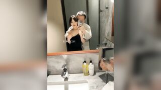 Một con chó cái ngực phẳng và chủ của nó đang soi gương.