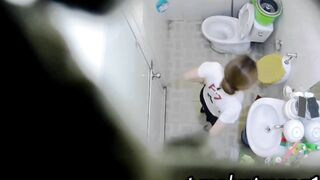 quay lén nhân viên TGDĐ đi đái em nào nhìn cũng ngon - phần 1
