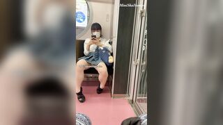 Em gái mặc đồng phục ngồi lên lướt điện thoại hớ hênh trên tàu điện