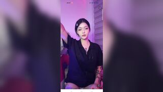 Idol Tôm Chiên live app vừa nói chuyện vừa cởi áo show mông to cực ngon