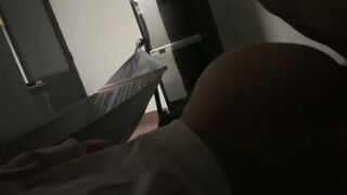 em đang ngủ nhưng anh vẫn địt xuất hết vào trong song lại lau cho em nó