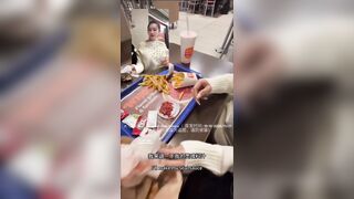 Dùng tinh trùng người yêu chấm khoai tây chiên ở tại quán