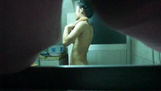 bé hàng xóm đi tắm nhìn dáng bé nó bén quán