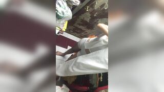 quay lén đưa em họ thay áo dài chuẩn bị đi học