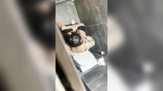 quay lén nhà vệ sinh mấy em sinh viên đi đái nhìn ngon vcl - phần 4