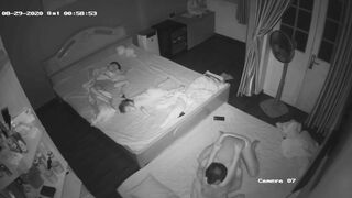 vợ chồng địt nhau con vợ dâm thật nước chảy ướt đệm luôn