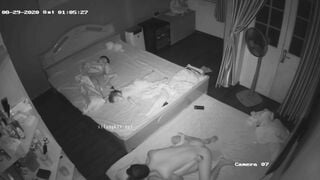 vợ chồng địt nhau con vợ dâm thật nước chảy ướt đệm luôn