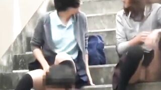 2 đứa quỷ cái nghịch đái lên người lạ