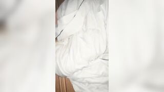 Nữa đêm tranh thủ c dâu ngủ say vào phòng cởi áo vạch vú ra sờ ngực với sờ lồn tí