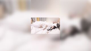 EM HỌ ĐANG NGỦ NGON THÌ LÔI E DẬY , BẮT BÚ BUỒI