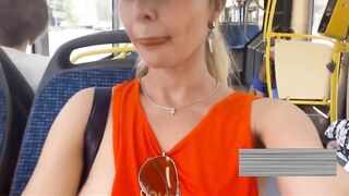 Show cặp đào tiên siêu đẹp trên xe bus
