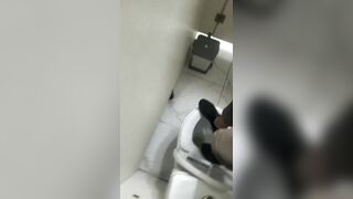 quay lén nhân viên ngân hàng đi đái em nào cũng trắng xinh - phần 4