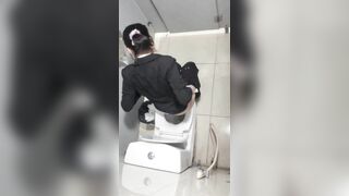 quay lén nhân viên ngân hàng đi đái em nào cũng trắng xinh - phần 4