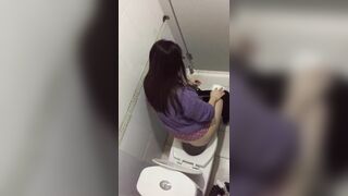 quay lén nhân viên ngân hàng đi đái em nào cũng trắng xinh - phần 5