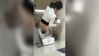 quay lén nhân viên ngân hàng đi đái em nào cũng trắng xinh - phần 6