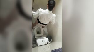 quay lén nhân viên ngân hàng đi đái em nào cũng trắng xinh - phần 6