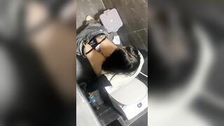 quay lén nhân viên ngân hàng đi đái em nào cũng trắng xinh - phần 10