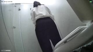 quay lén nhân viên ngân hàng đi đái em nào cũng trắng xinh - phần 14