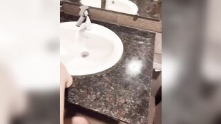 thanh niên được gái bao nuôi bị con bé nó đái mẹ vào mồm bắt uống