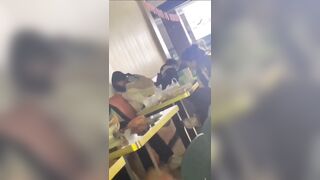 Cặp đôi đụ nhau giữa quán đông người luôn