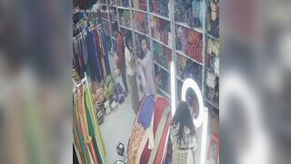 chủ shop quần áo thay quần áo nhìn em nó ngon quá