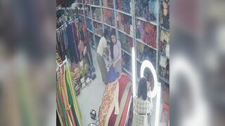 chủ shop quần áo thay quần áo nhìn em nó ngon quá