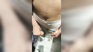 Bố dượng bắt con gái riêng của vợ bú cu cho mình
