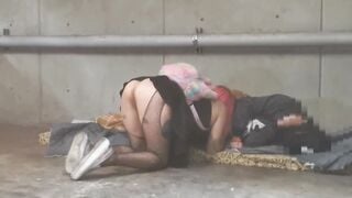 Gái hoang dâm gạ người vô gia cư đụ nhau dưới gầm cầu