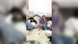 Phòng live của mấy e teen mới lớn non choẹt cởi đồ show hàng địt nhau tập thể p2