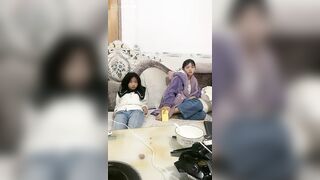 Phòng live của mấy e teen mới lớn non choẹt cởi đồ show hàng địt nhau tập thể p2