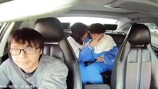 2 em hs mới lớn đi taxi lén lút quắn quýt nhau trên xe ngay sau lưng a tài xế