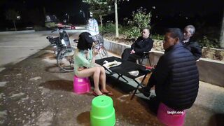 E teen dâm xin vào nhậu cùng với các bô lão mà lại show hàng public cho các bác xem