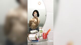 E teen mình dây khoe hàng trước gương p2
