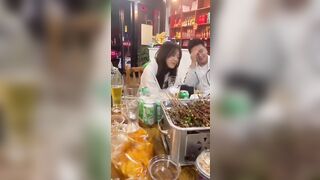 Hảo hán,e teen nhậu say quậy phá đứng dậy cởi áo khoe ngực bự cho đám b xem