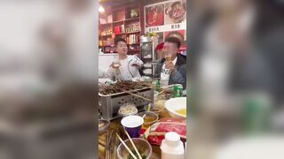 Hảo hán,e teen nhậu say quậy phá đứng dậy cởi áo khoe ngực bự cho đám b xem