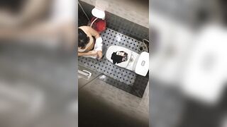 quay lén học sinh thay quần áo lúc đi học về