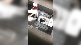 quay lén học sinh thay quần áo lúc đi học về