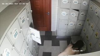 quay lén phòng thay đồ bể bơi toàn mấy em xinh tươi - phần 5