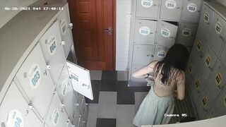 quay lén phòng thay đồ bể bơi toàn mấy em xinh tươi - phần 5